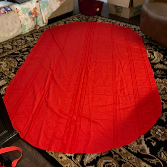 Red oval holiday tablecloth - Picture 1 of 6